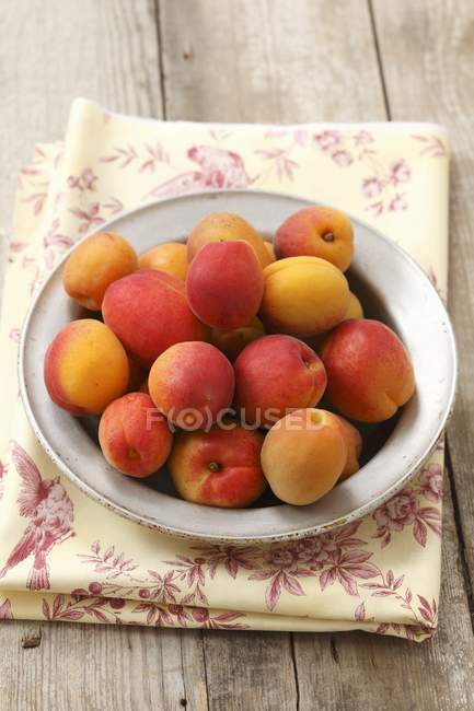 Plate of fresh apricots — Stock Photo