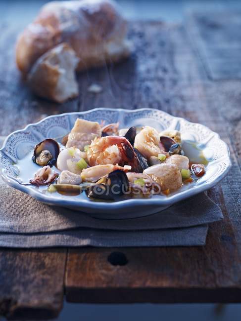 Vue rapprochée du ragoût de fruits de mer dans un bol — Photo de stock