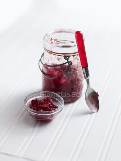 Marmellata di mirtilli rossi in vaso e in ciotola — Foto stock