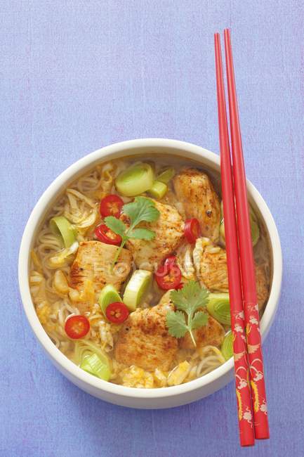 Азиатский суп с пряной лапшой — стоковое фото