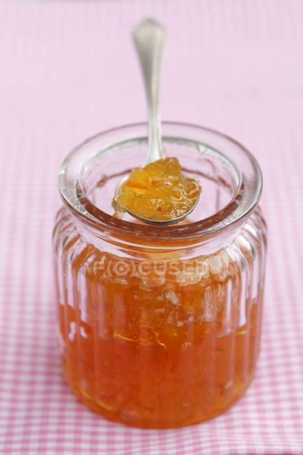 Nahaufnahme von Marmelade im Glas und auf einem Löffel — Stockfoto