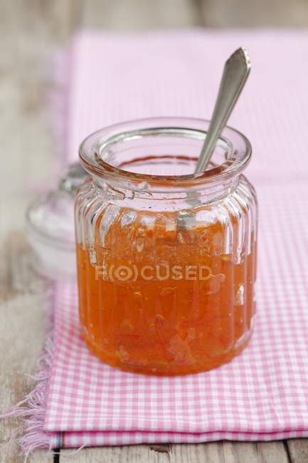 Vista close-up de laranja marmelada em um frasco — Fotografia de Stock