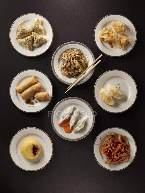 Vista dall'alto di vari piatti asiatici sulla superficie nera — Foto stock