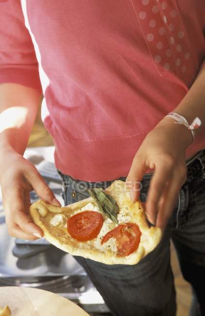 Person, die Pizza hält — Stockfoto