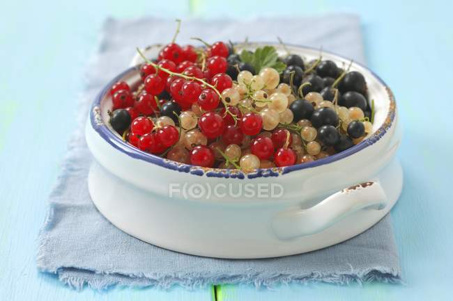 Redcurrants with whitecurrants and blackcurrants — Stock Photo