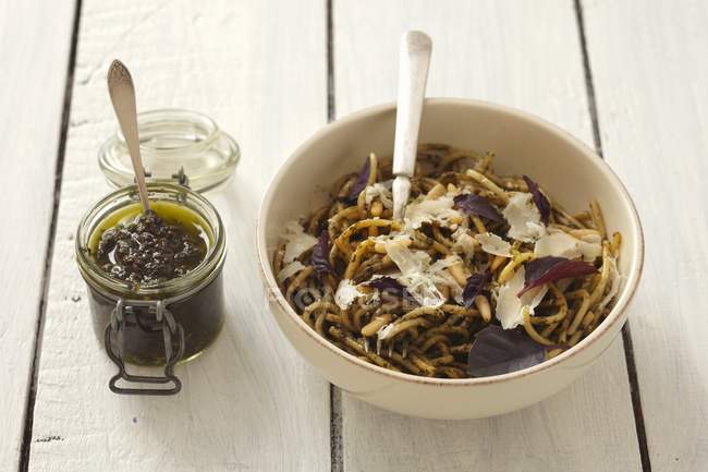 Spaghettis au pesto de basilic violet — Photo de stock