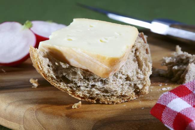 Лімбург сир на хліб — стокове фото