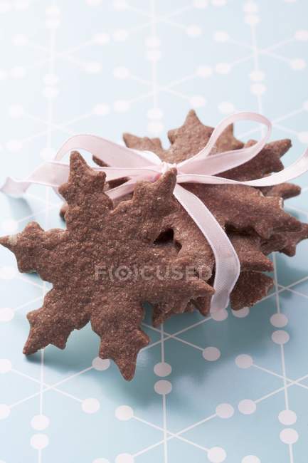 Star-shaped chocolate biscuits for Christmas — Stock Photo