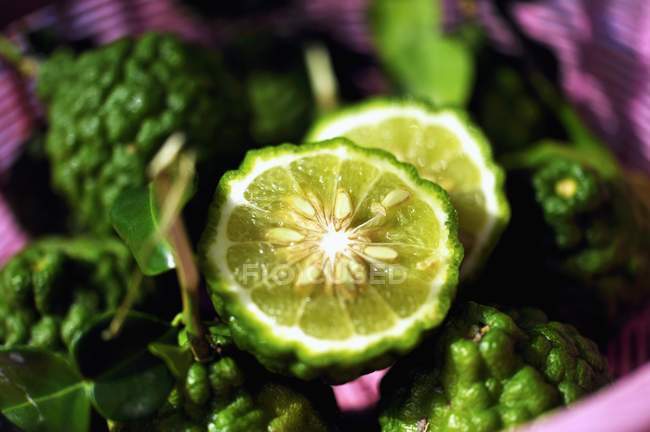 Limes thaïlandaises à la peau ridée — Photo de stock