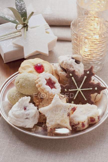 Piatto di biscotti natalizi — Foto stock