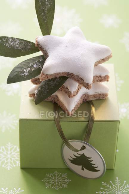 Cinnamon stars and gift box — Stock Photo