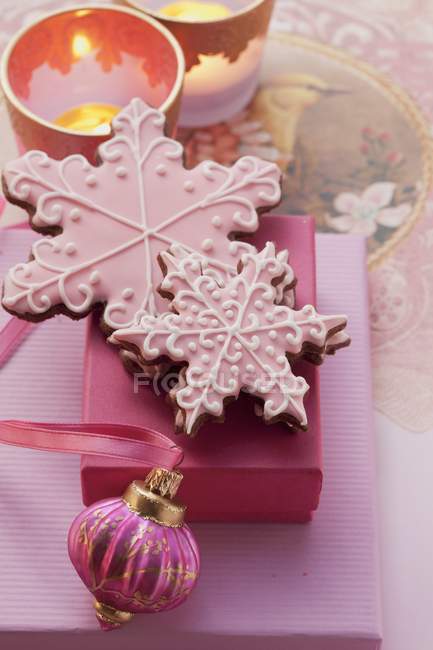 Christmas biscuits and gift box — Stock Photo