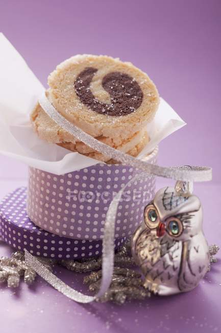 Biscuits noir et blanc en coffret cadeau — Photo de stock