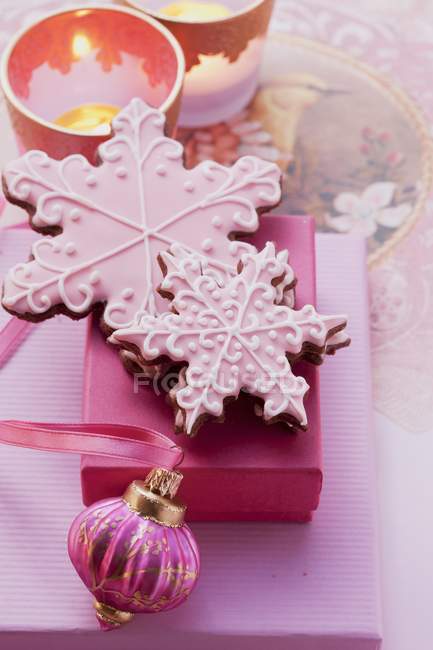 Biscuits decorated with pink icing — Stock Photo