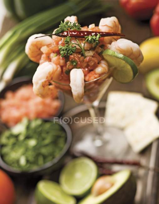 Closeup view of shrimp  salad with chilli, herb and lime slice in glass — Stock Photo