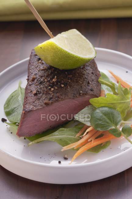 Filé de carne assada com pimenta e limão — Fotografia de Stock