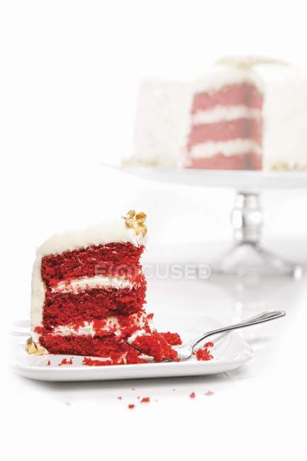 Pastel de terciopelo rojo en plato - foto de stock