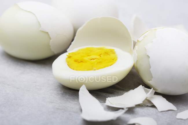 Huevos parcialmente pelados y duros - foto de stock