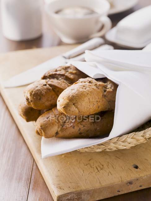 Baguetes sobre mesa de madeira — Fotografia de Stock