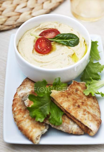Ciotola di Hummus con Pita — Foto stock