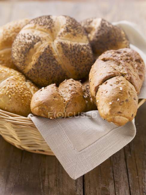 Rolos em uma cesta de pão — Fotografia de Stock