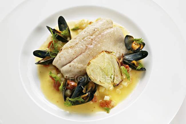 Bass fillet with mussels — Stock Photo