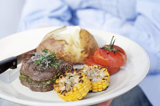 Assiette de médaillons de bœuf grillé — Photo de stock