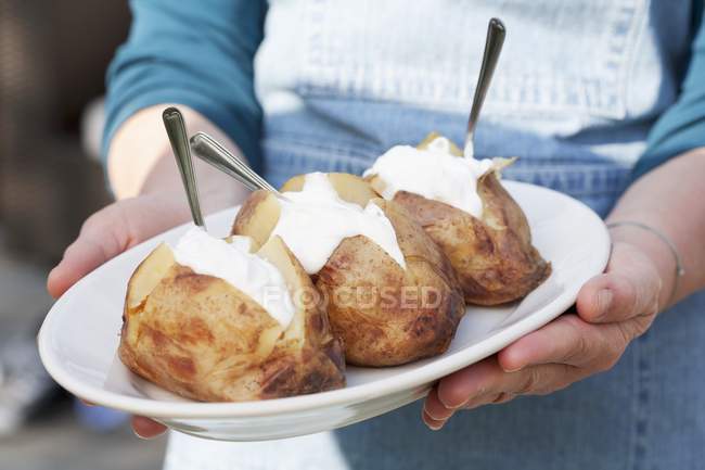 Donna in possesso di piatto di patate giacca — Foto stock
