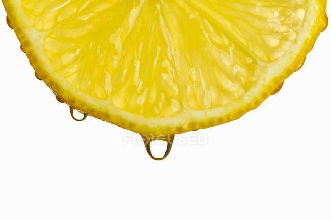 Goteo rodaja de limón - foto de stock