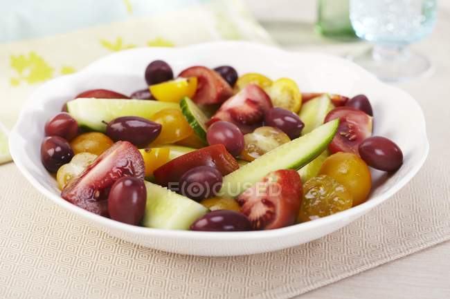 Heirloom Salada de tomate e azeitona em prato branco — Fotografia de Stock