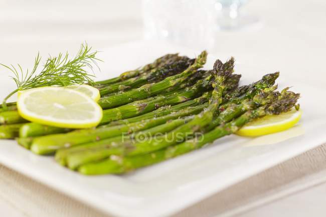 Steamed Organic Asparagus with Lemon — Stock Photo