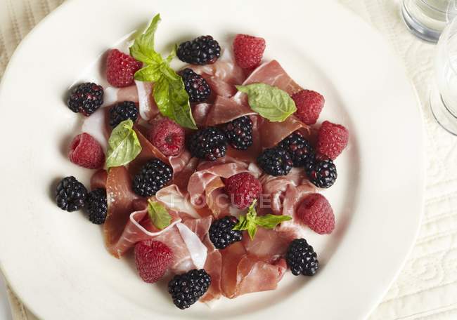 Prosciutto and Fruit Appetizer — Stock Photo
