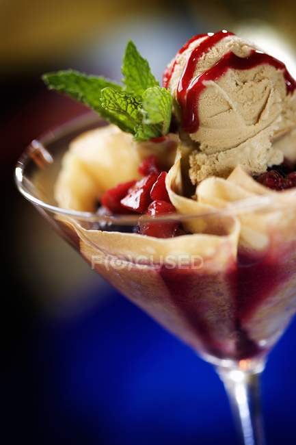 Ice Cream Sundae with Berry Sauce — Stock Photo