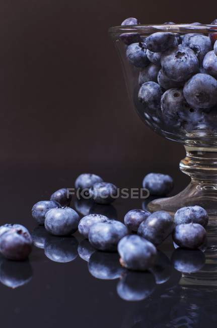 Blaubeeren mit Glasschale — Stockfoto