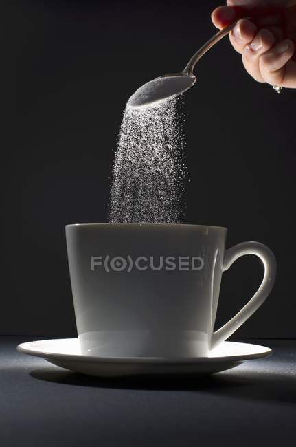 Versare un cucchiaio di zucchero — Foto stock