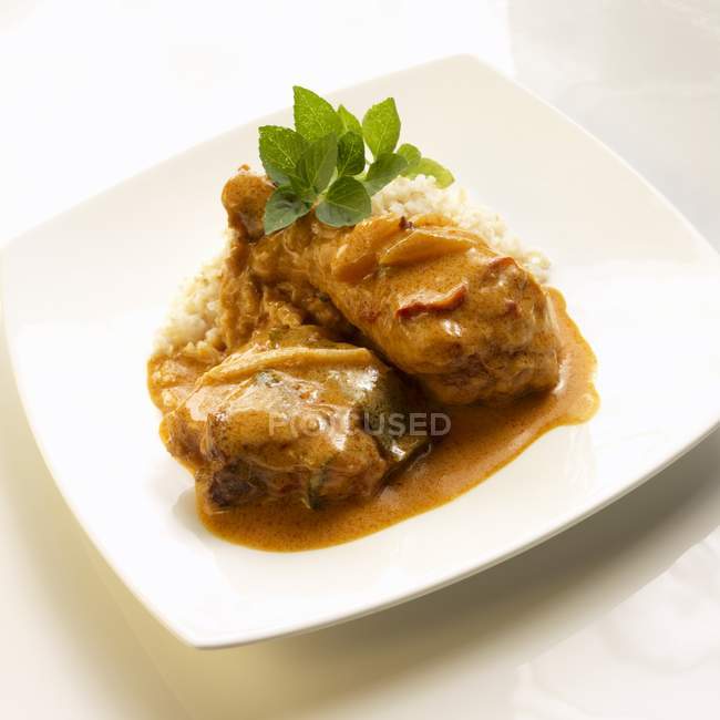 Chicken with red curry sauce on rice — Stock Photo