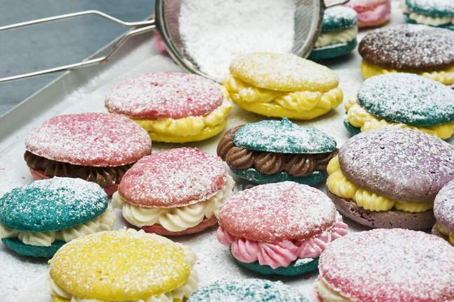 Various macaroons dusted — Stock Photo