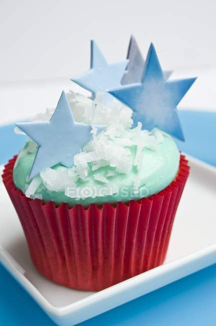 Cupcake decorado con estrellas azules - foto de stock