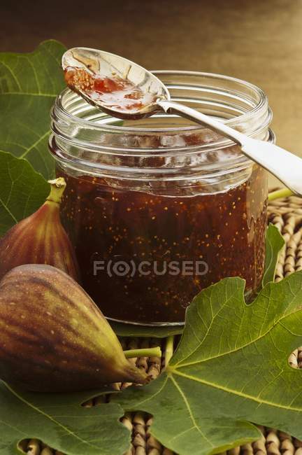Vista close-up de figo e laranja marmelada e figos — Fotografia de Stock
