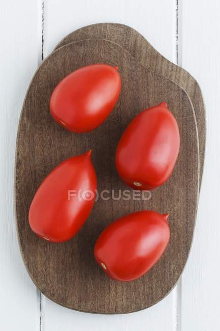Quatre tomates prunes — Photo de stock