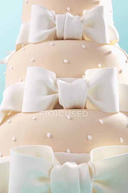 Весільний торт прикрашений бантами — стокове фото