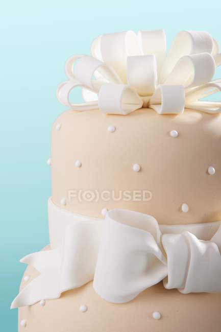 Свадебный торт украшен бантами — стоковое фото