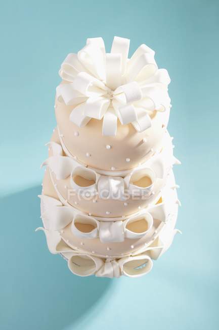 Wedding cake decorated with bows — Stock Photo