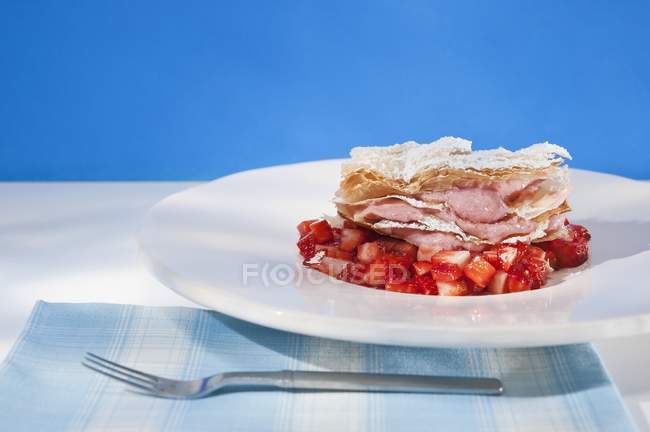 Strawberry mousse in puff pastry — Stock Photo