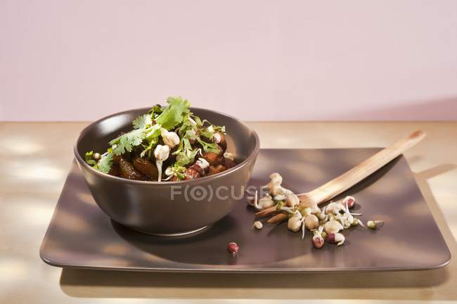 Peito de frango com grão de bico e geléia de damasco na tigela sobre mesa — Fotografia de Stock