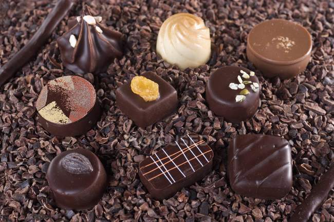 Bonbons au chocolat blanc avec chocolat au lait — Photo de stock