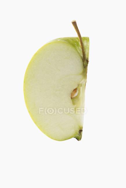 Cuarto de manzana verde fresca - foto de stock