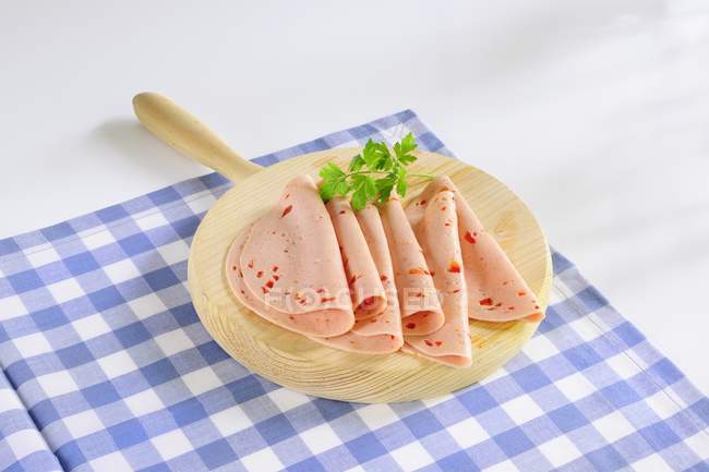 Salsiccia piccante affettata su piatto di legno — Foto stock