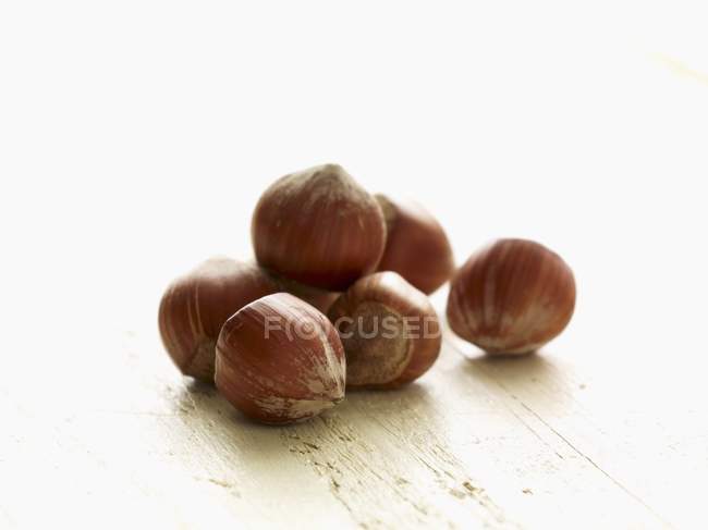 Купа лісових горіхів на дерев'яній — стокове фото