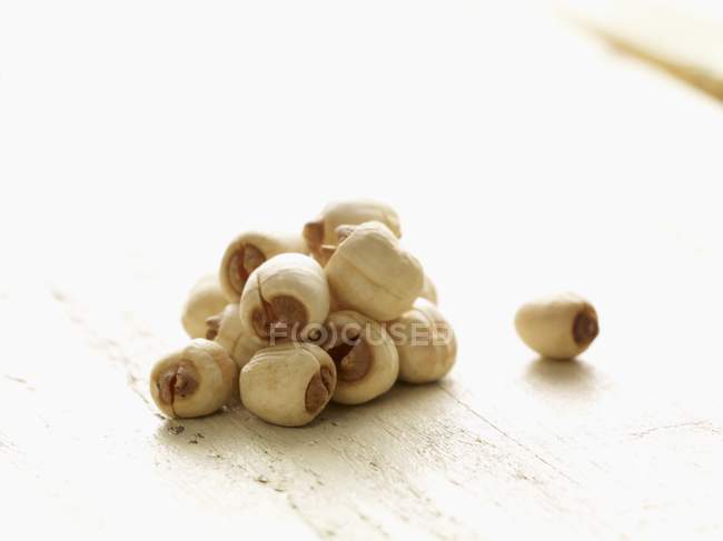 Vista close-up de sementes de lótus em uma mesa de madeira — Fotografia de Stock